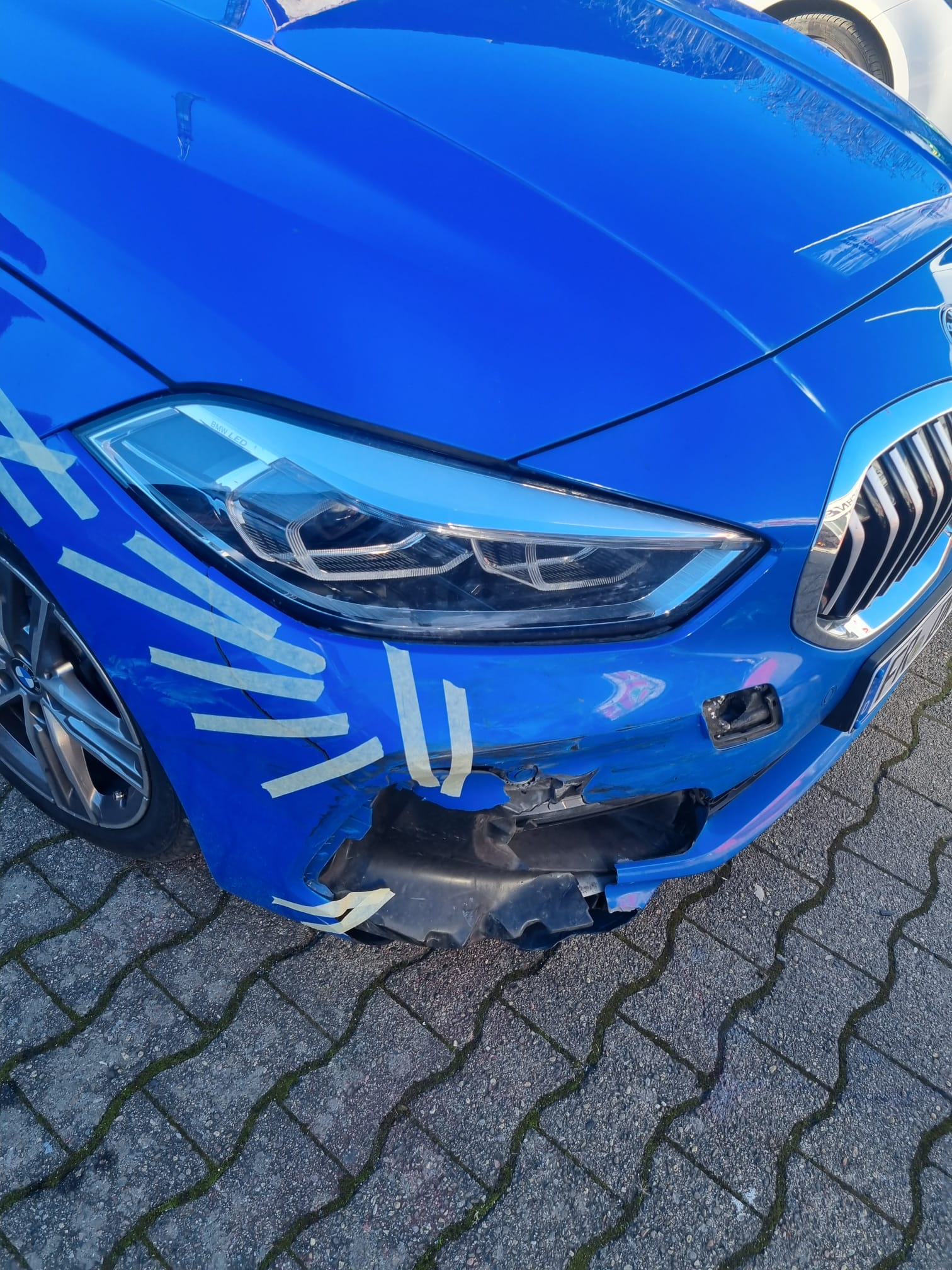 Blaues Auto mit kaputter Frontseite