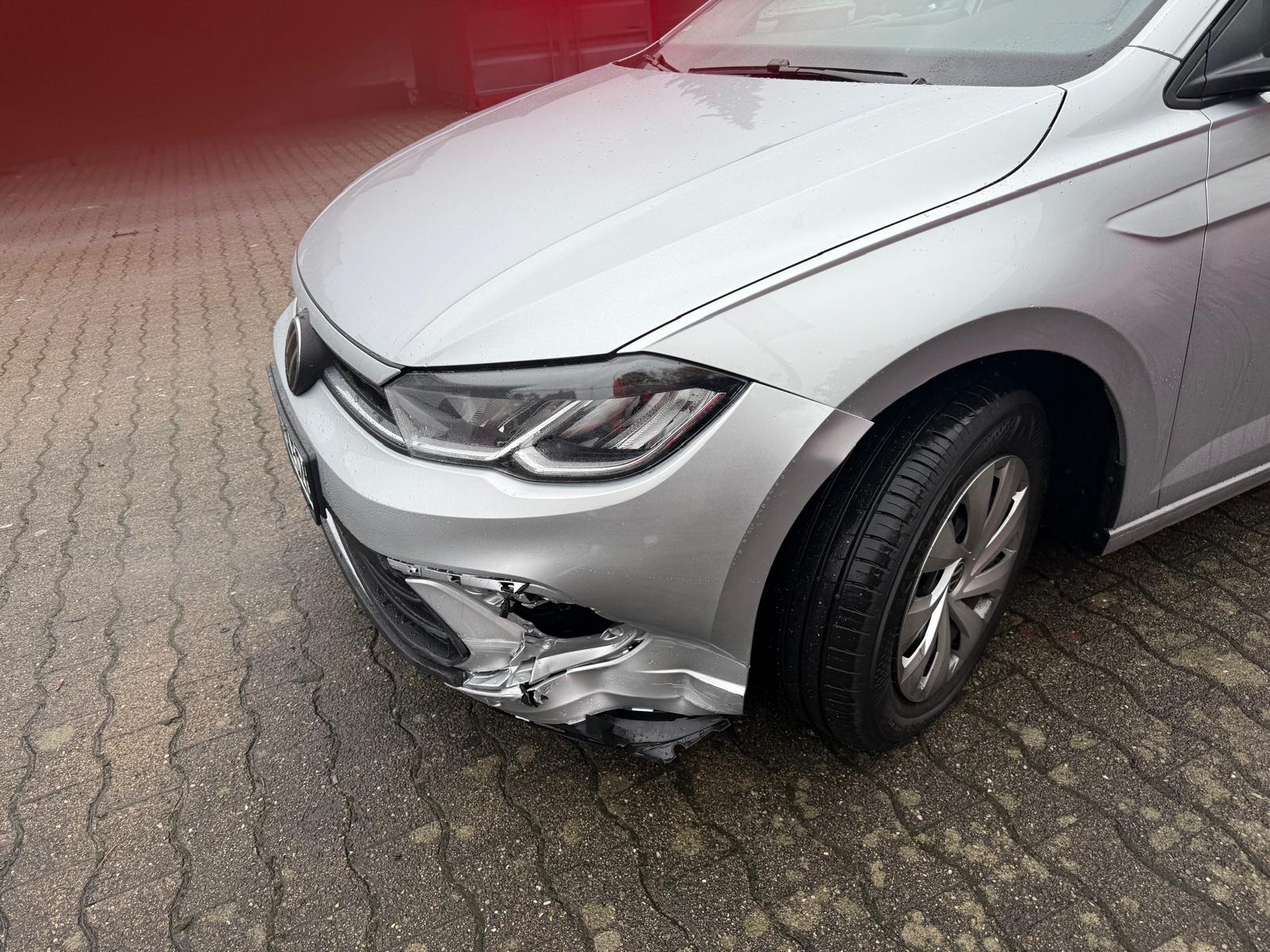 Silbernes Auto auf Pflastersteinen