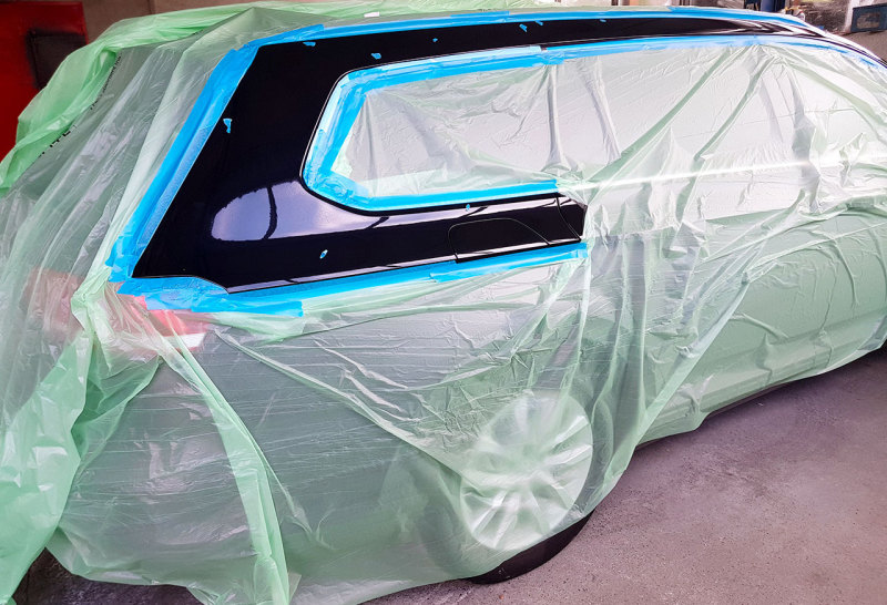 Auto mit Folie abgedeckt