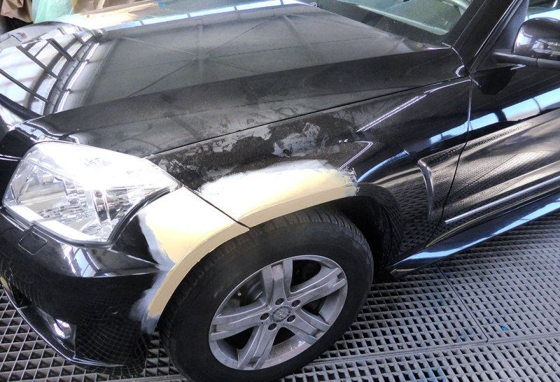Auto wird schwarz lackiert