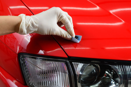 Auto wird rot lackiert